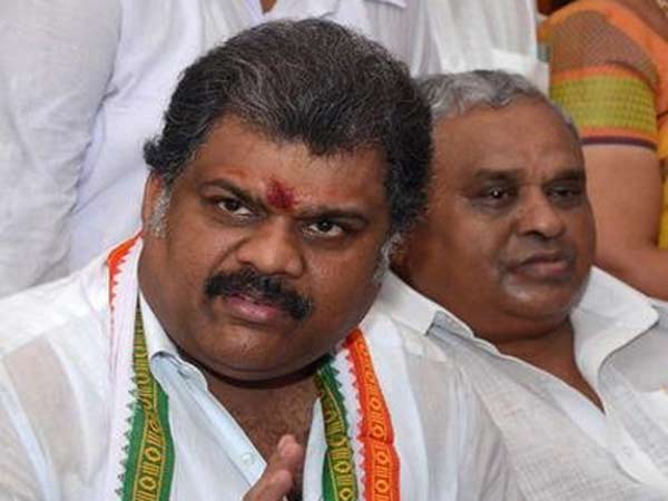 திருச்சியில் நாளை நடைபெறவுள்ள தமது கட்சியின் பொதுக் கூட்டத்தில் லட்சக்கணக்கான தொண்டர்கள் பங்கேற்பார்கள் என முன்னாள் மத்திய அமைச்சர் ஜி.கே.வாசன் தெரிவித்துள்ளார்.   திருமண விழாவில் பங்கேற்பதற்காக சிவகாசி வந்த வாசன் செய்தியாளர்களை சந்தித்தார். தமது கட்சியின் கொடி, நேர்மை, எளிமை, தூய்மைக்கு எடுத்துக்காட்டாக விளங்கும் என்றும், மக்களின் நம்பிக்கை பெற்று பட்டொளி வீசிப் பறக்கும் என்றும் அவர் கூறினார். திருச்சி பொதுக் கூட்டத்திற்கு பிறகு கட்சியின் நிர்வாகிகள் தொடர்பான ஆலோசனை நடைபெறும் என ஜி.கே.வாசன் தெரிவித்தார்..திருச்சி பொதுக்கூட்டத்தில் திரளானோர் பங்கேற்பர்: ஜி.கே.வாசன் நம்பிக்கை.