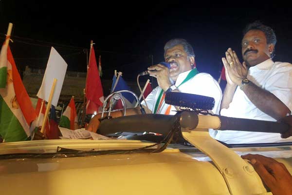 alwarthirunagari,election campaign,vasan election campaign,people's welfare front,tamil maanila congress candidate,தமிழ் மாநில காங்கிரஸ், கூட்டணி தொண்டர்கள், தமிழ் மாநில காங்கிரஸ் தலைவர், தலைவர் ஜி.கே. வாசன், தே.மு.தி.க - த.மா.கா. மக்கள் நலக்கூட்டணி, மக்கள் நலக்கூட்டணி ஆதரவு, தேர்தல் பிரச்சாரம் 2016,வாசன் தேர்தல் பிரச்சாரம்,த.மா.கா. தேர்தல் கூட்டணி,த.மா.கா. தலைவர் வாசன்.,தமிழக தேர்தல் களம் 2016,தொகுதி வேட்பாளர்கள்,தமிழக தேர்தல் தொகுதி வேட்பாளர்கள்,த.மா.கா. தேர்தல் வேட்பாளர்கள்,த.மா.கா. தேர்தல் வேட்பாளர்கள் பட்டியல்,த.மா.கா. வேட்பாளர்கள், மக்கள் நலக்கூட்டணி வேட்பாளர்கள், வேட்பாளர்கள் 2016, மக்கள் நலக்கூட்டணி தேர்தல் வேட்பாளர்கள் பட்டியல்